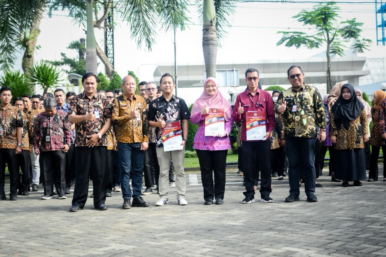 Apel tersebut dipimpin oleh Kepala DPMPTSP Banyumas @roni_hidayat_99 dilaksanakan pula pemberian penghargaan Karyawan Terbaik Bulan November 2025